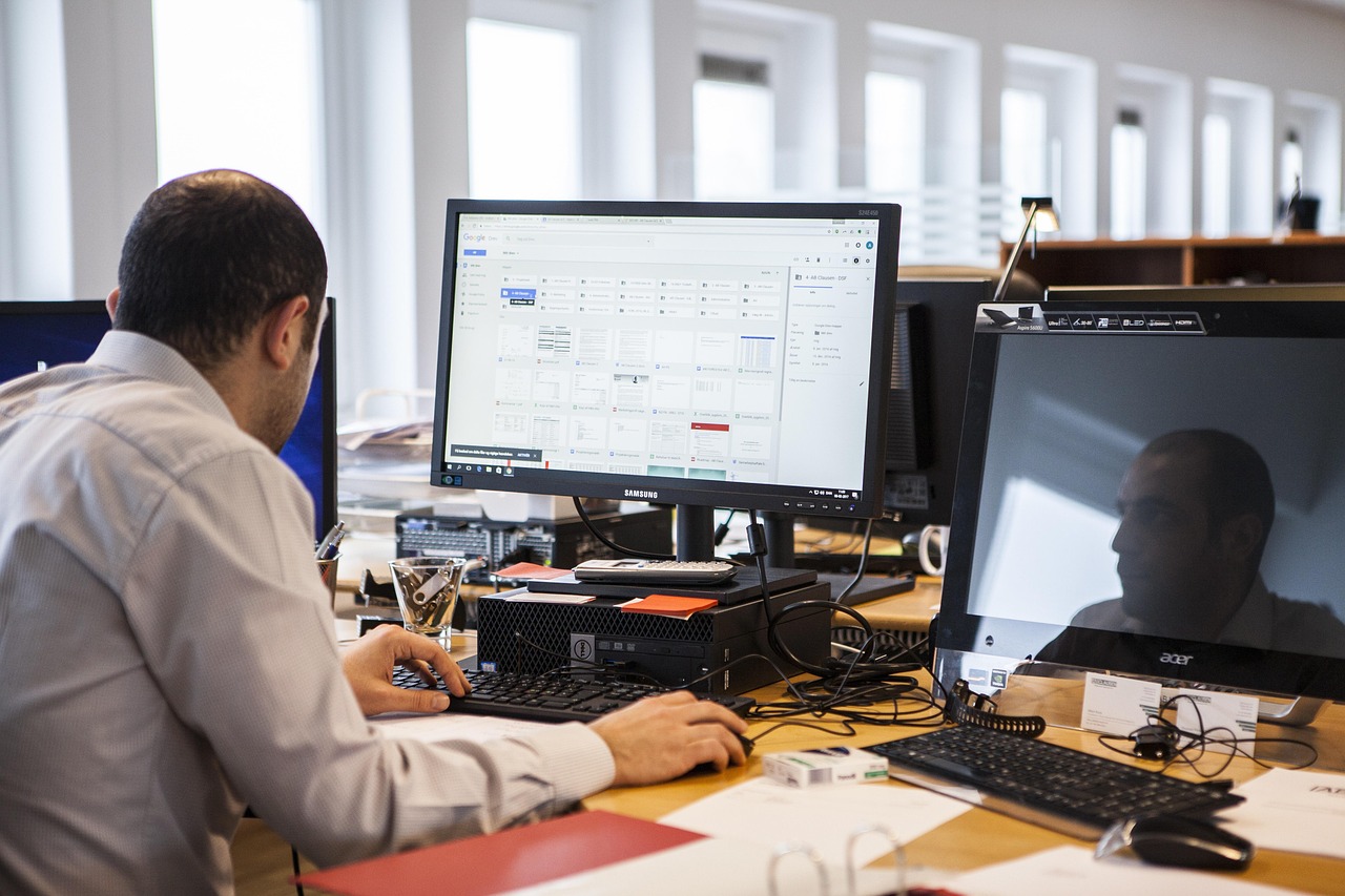 Computer, work, business — Navigating Market Conditions: The Expert Insights of Craig Izenstark