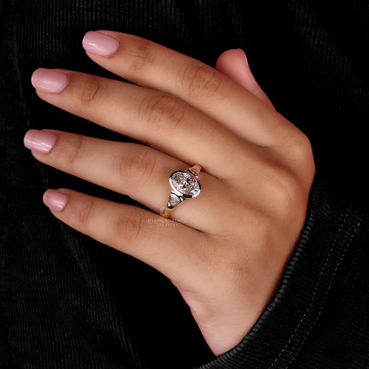 Oval Engagement Rings Combine Elegance with Practical Design
